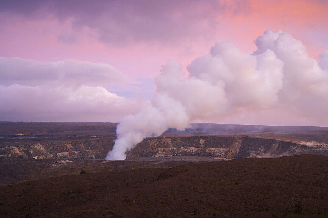 Halema'uma'u Krater mit Rauchschwaden am Abend, Hawaii Volcanoes National Park, Kilauea Caldera, Big Island, Hawaii, USA, Amerika