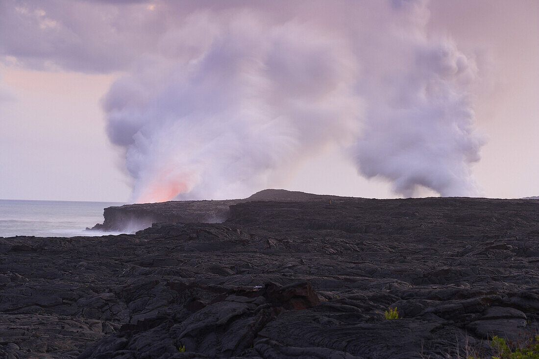 Rauchende Krater an der Küste am Abend, Chain of Craters Road, Pu'u 'O'o, Big Island, Hawaii, USA, Amerika