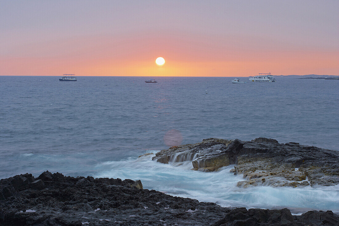 Felsküste und Boote bei Sonnenuntergang, Kailua Kona, Big Island, Hawaii, USA, Amerika