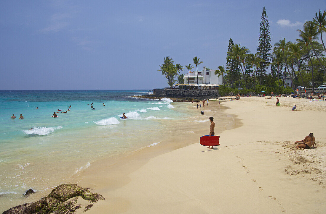 Menschen am Strand im Sonnenlicht, White Sands Beach, La'aloa Beach Park, Big Island, Hawaii, USA, Amerika