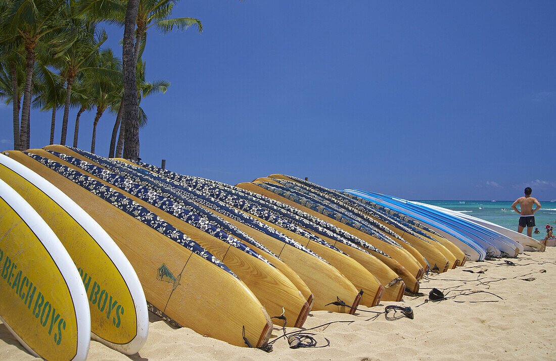 Surfbretter am Waikiki Beach, Honolulu, Oahu, Insel, Hawaii, USA, Amerika