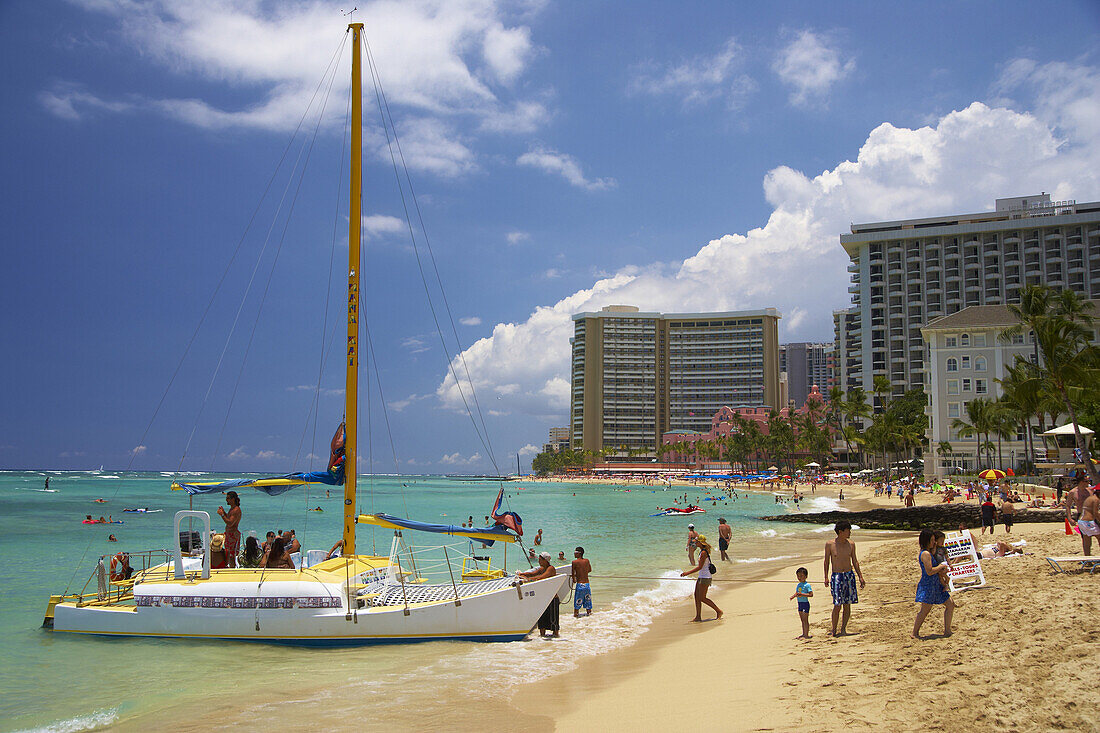 Menschen und Katamaran am Waikiki Beach, Honolulu, Oahu, Insel, Waikiki Beach, Honolulu, Oahu, Hawaii, USA, Amerika