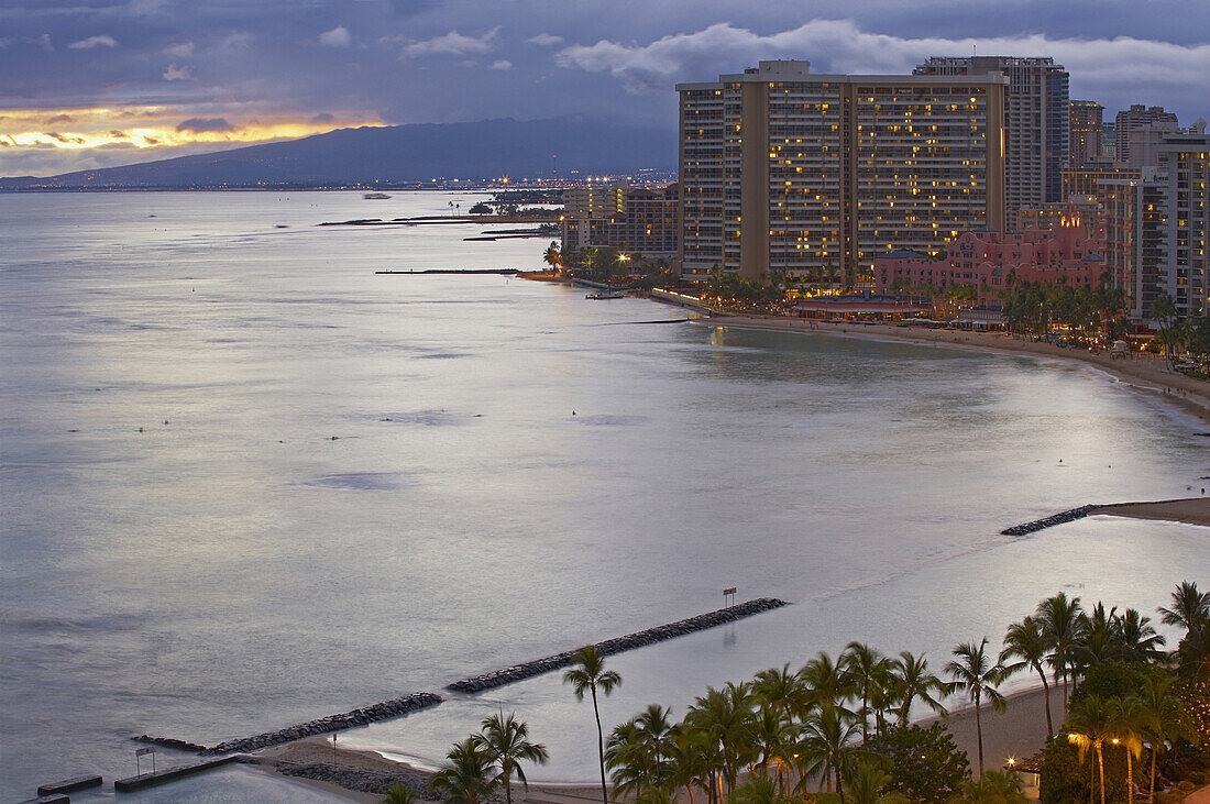 Blick auf Hotels am Strand am Abend, Waikiki Beach, Honolulu, Oahu, Insel, Hawaii, USA, Amerika