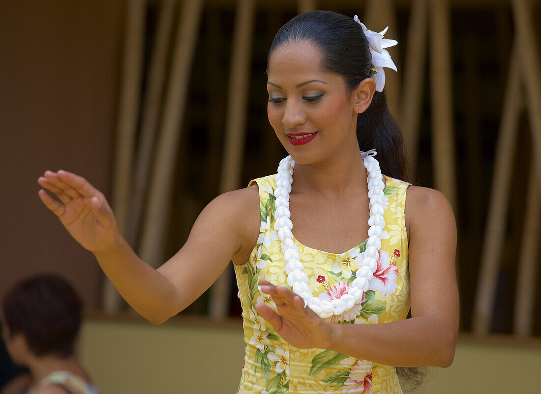 Einheimische Frau tanzt Hula, Oahu, Hawaii, USA, Amerika