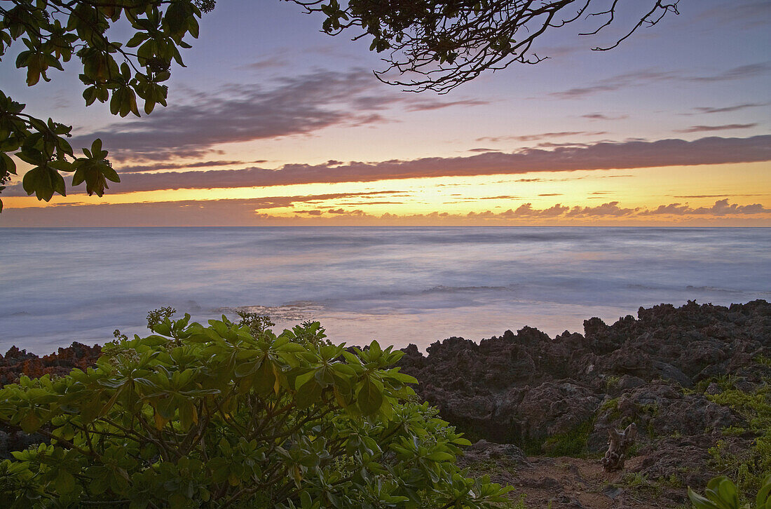 Küstenlandschaft und Meer bei Sonnenuntergang, North Shore, Turtle Bay, Oahu, Hawaii, USA, Amerika