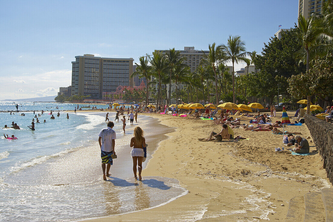 Menschen am Strand im Sonnenlicht, Waikiki Beach, Honolulu, Oahu, Hawaii, USA, Amerika