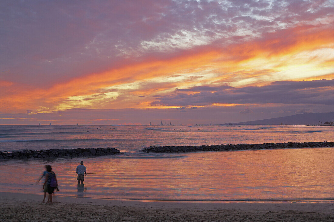 People on the beach at sunset, Waikiki Beach, Honolulu, Oahu, Hawaii, USA, America