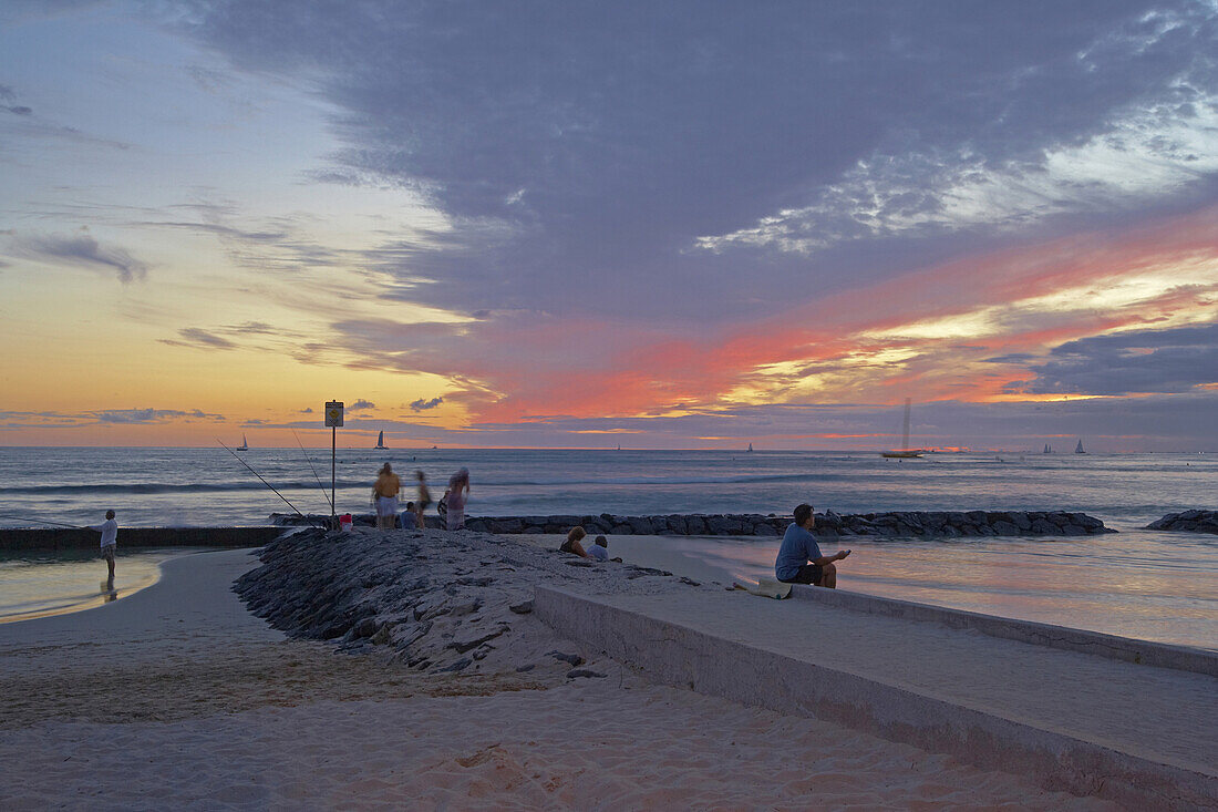 Menschen am Strand bei Sonnenuntergang, Waikiki Beach, Honolulu, Oahu, Hawaii, USA, Amerika