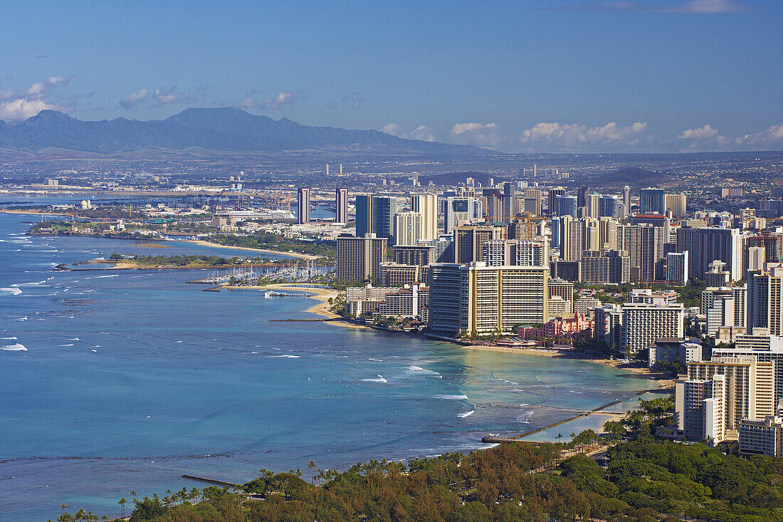 Blick auf Hochhäuser von Honolulu und Waikiki Beach, Oahu, Hawaii, USA, Amerika