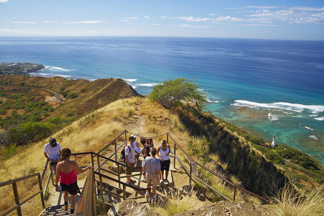 Touristen auf einem Bergrücken mit Blick aufs Meer, Oahu, Hawaii, USA, Amerika