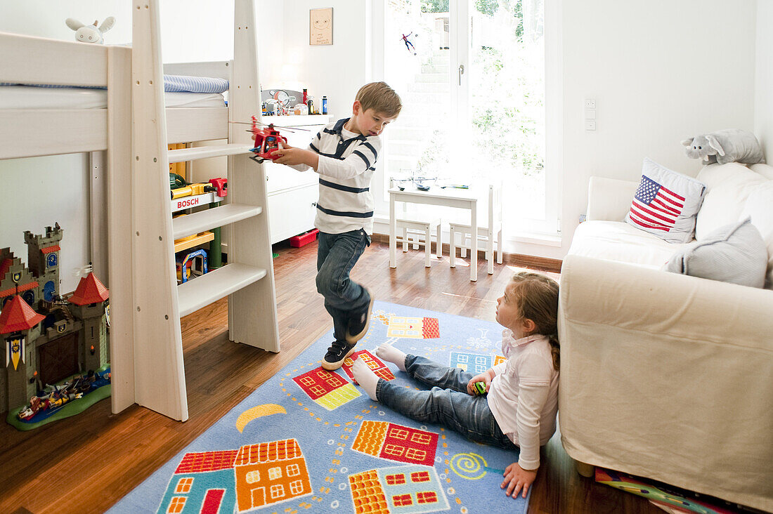 Zwei Kinder spielen in einem Kinderzimmer, Hamburg, Deutschland