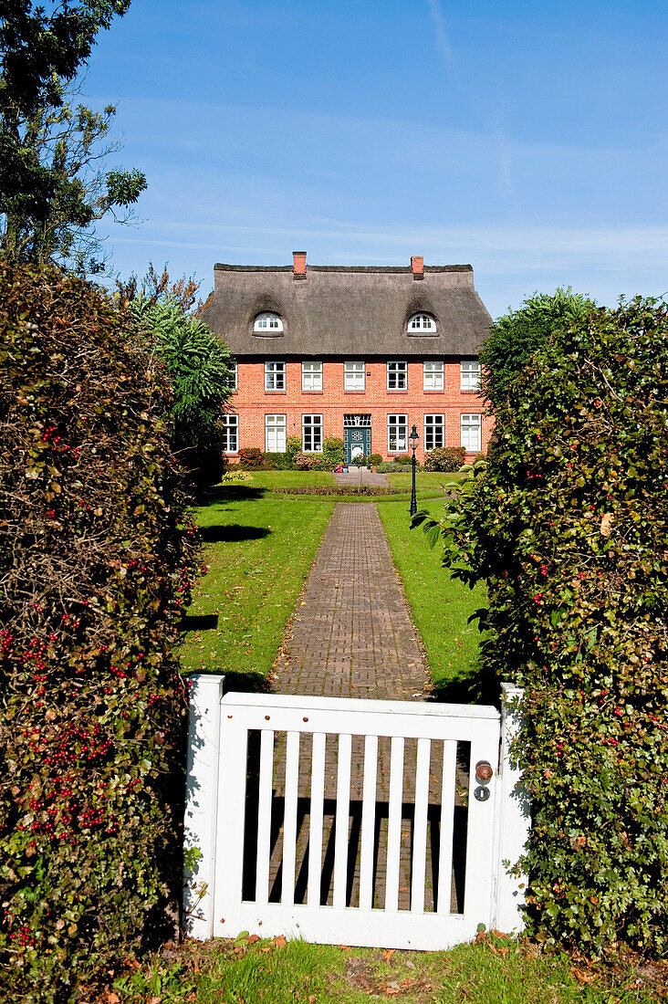 Thatched-roof house, Travemunde, Lubeck, Schleswig-Holstein, Germany