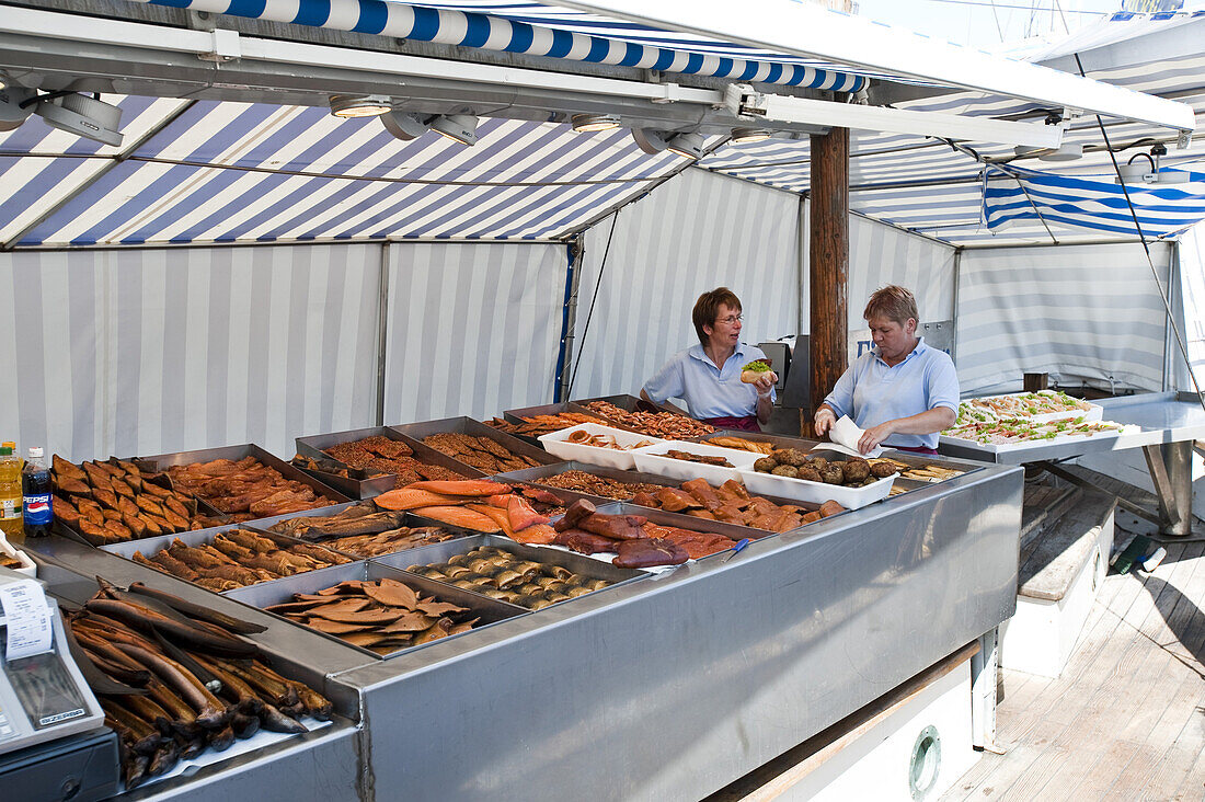 Fischhändler am Hafen, Wismar, Mecklenburg-Vorpommern, Deutschland