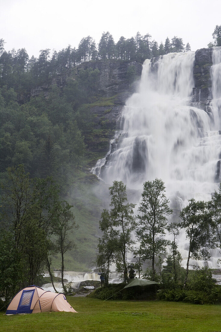 Zeltplatz am Tvinde Wasserfall, nahe Voss, More og Romsdal, Norwegen, Europa