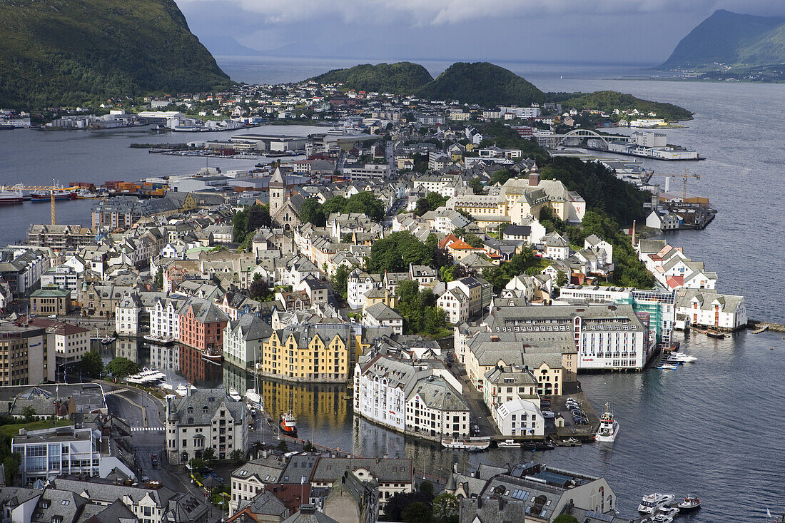 Blick auf die Stadt vom Aksia Berg, Alesund, More og Romsdal, Norwegen, Europa