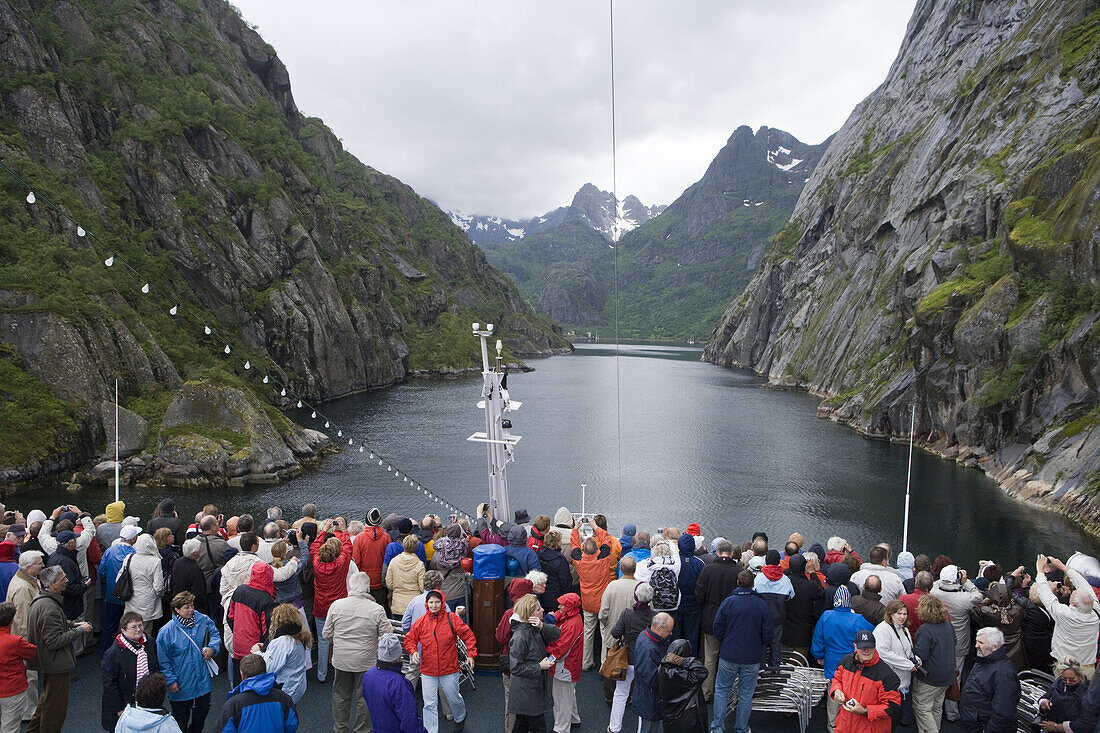 Passagiere an Bord von Kreuzfahrtschiff MS Astor (Transocean Kreuzfahrten) bewundern die Enge Passage im Trollfjord, Finnmark, Norwegen, Europa
