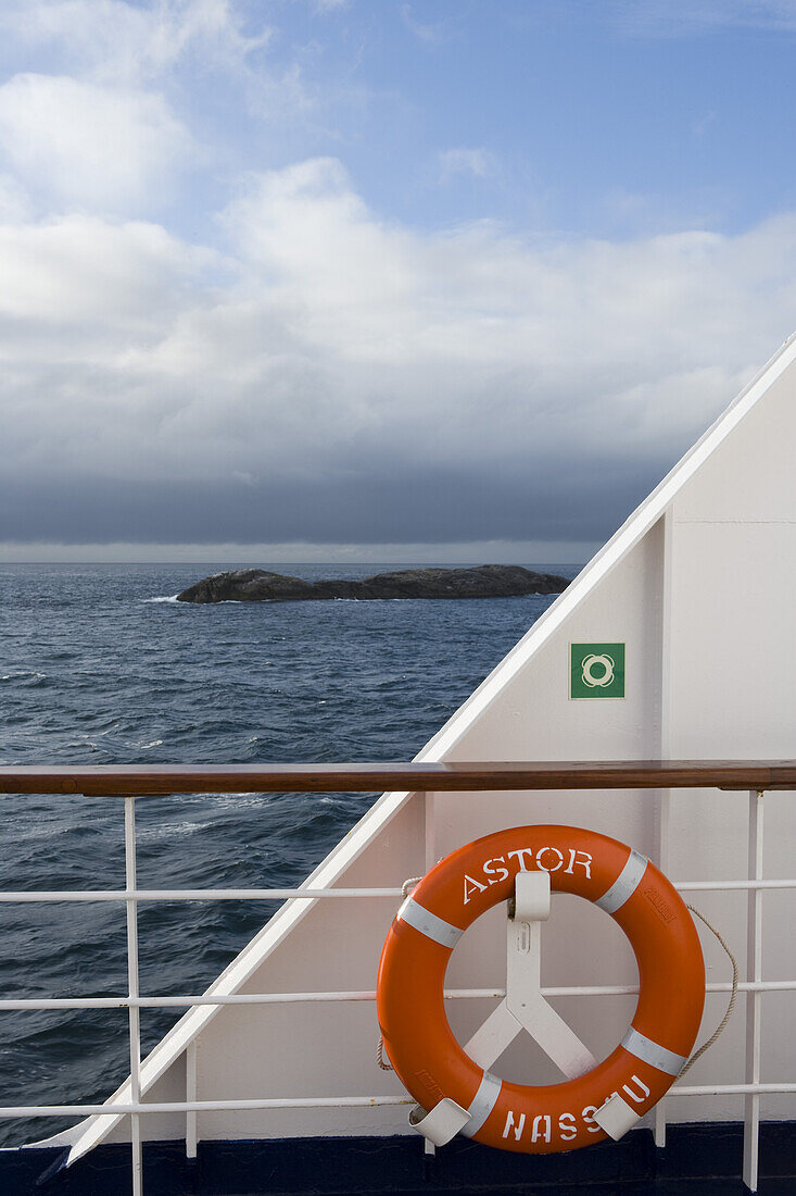 Rettungsring an Bord von Kreuzfahrtschiff MS Astor (Transocean Kreuzfahrten), Nordsee, nahe Norwegen, Europa
