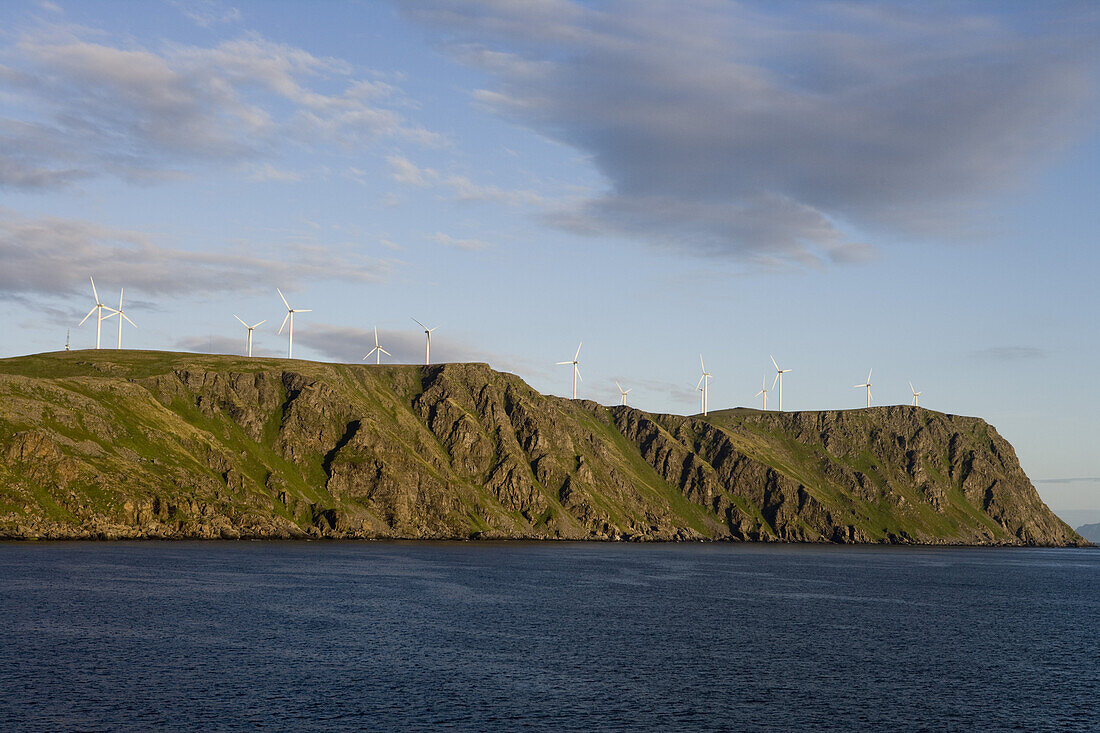 Windkrafträder auf Hügel nahe Nordkapp, Finnmark, Norwegen, Europa