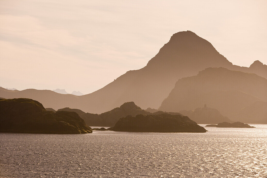 Berge im Morgenlicht, nahe Leknes, Lofoten, Norwegen, Europa