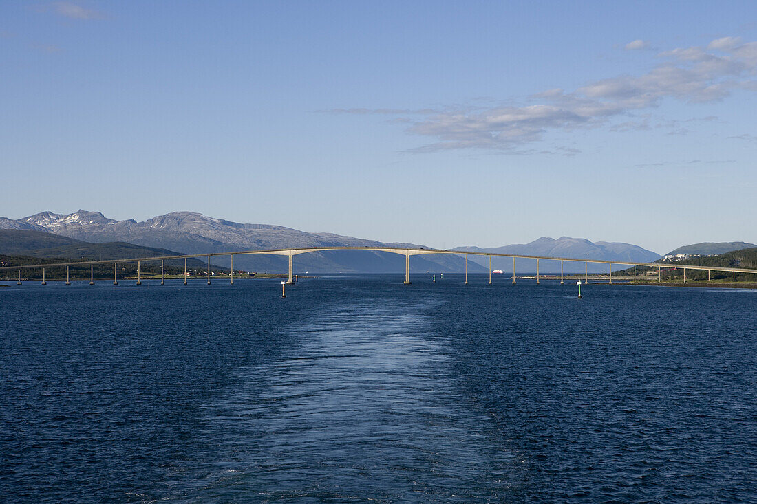 Brücke über Fjord, Tromso, Troms, Norwegen, Europa