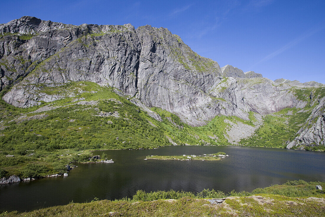 Bergsee nahe Hamnoy, Moskenesoy, Lofoten, Norwegen, Europa