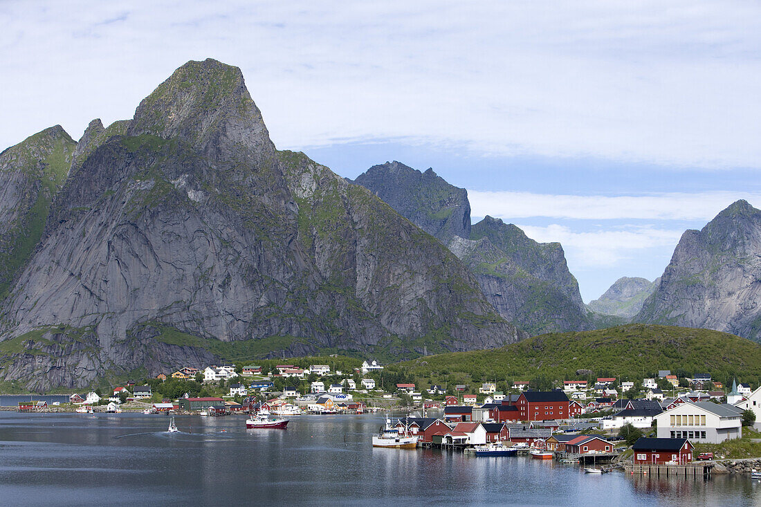 Idyllisches Fischerdorf Reine, Moskenesoy, Lofoten, Norwegen, Europa