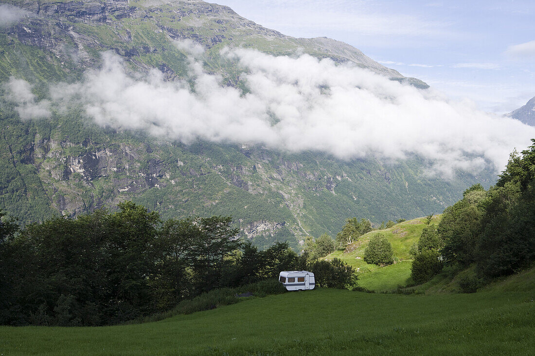 Einzelner Wohnwagen auf einer Bergalm, Geiranger, More og Romsdal, Norwegen, Europa