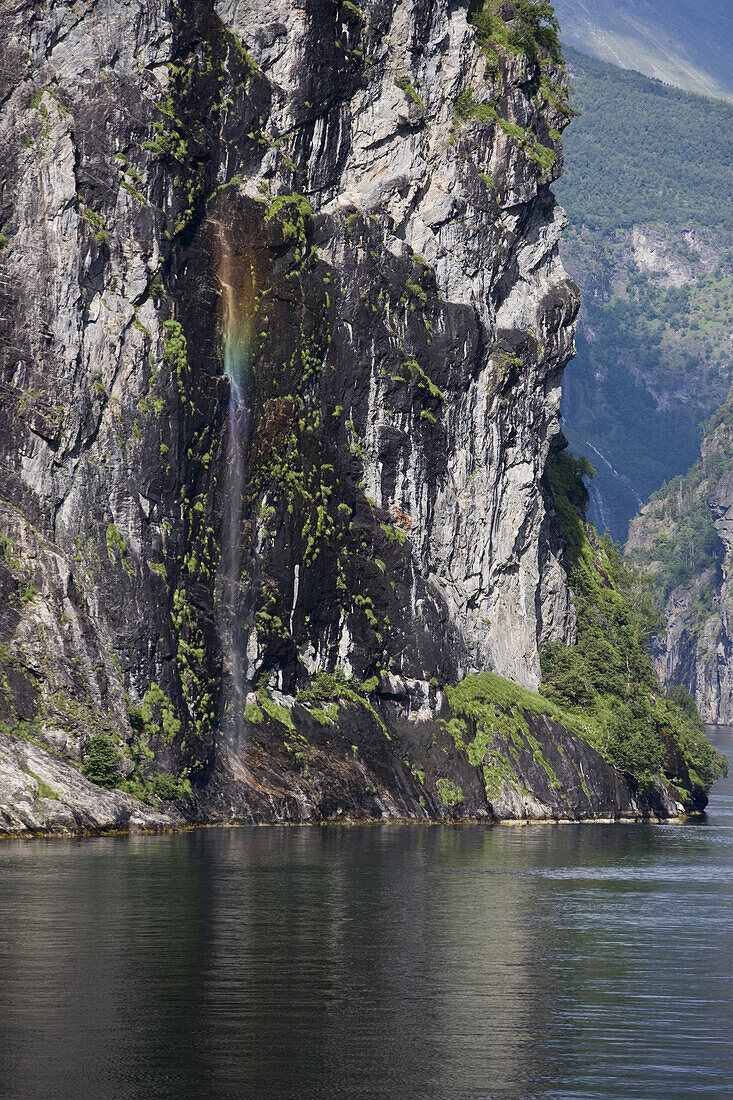 Regenbogen auf Wasserfall im Geirangerfjord, Geiranger, More og Romsdal, Norwegen, Europa