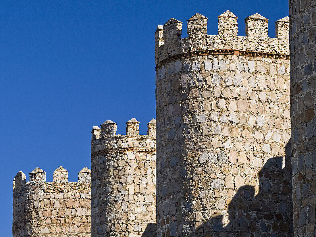 Torres con remate semicircular en el sector norte de las murallas medievales del Siglo XII de Ávila, ejemplo de fortificación románica - Castilla León - España