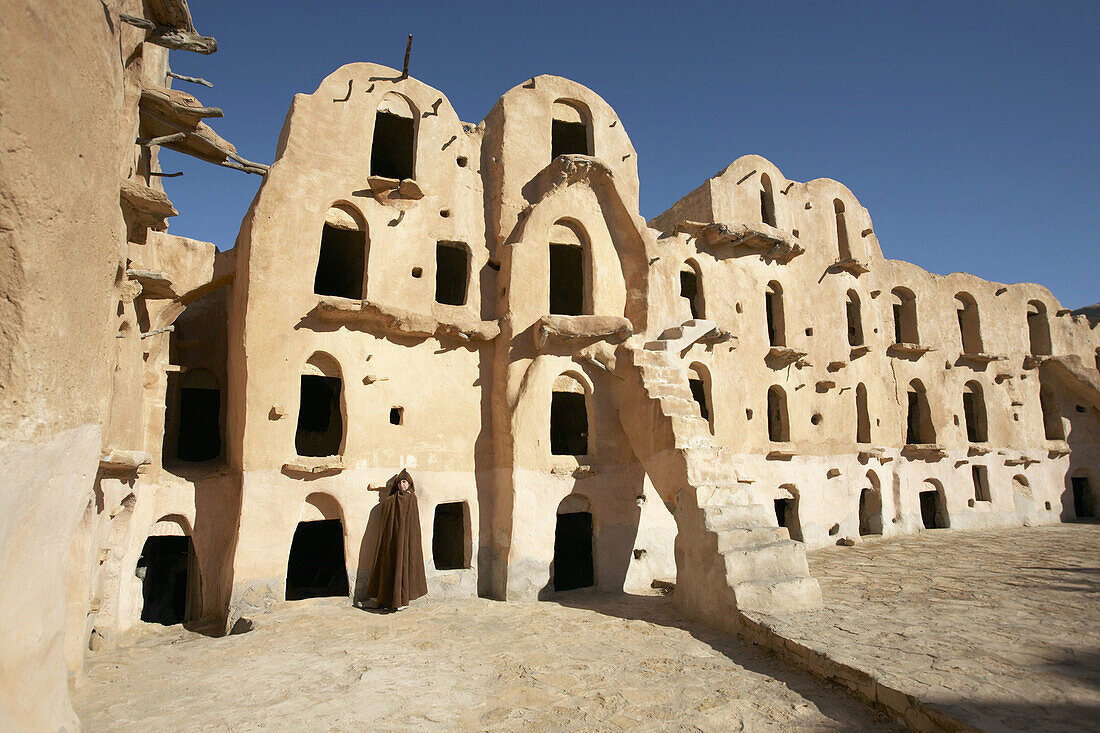 Afrika, Architektur, Aussen, charakteristisch, Draussen, Farbe, Gebäude, Ghorfa, Ghorfas, Horizontal, Kornspeicher, Ksar, Ksar Ouled Soltane, Ksars, Länder, Nordafrika, Plätze der Welt, Reisen, Speicher, Tageszeit, Treppe, Treppen, Tunesien, Typisch, XR4-