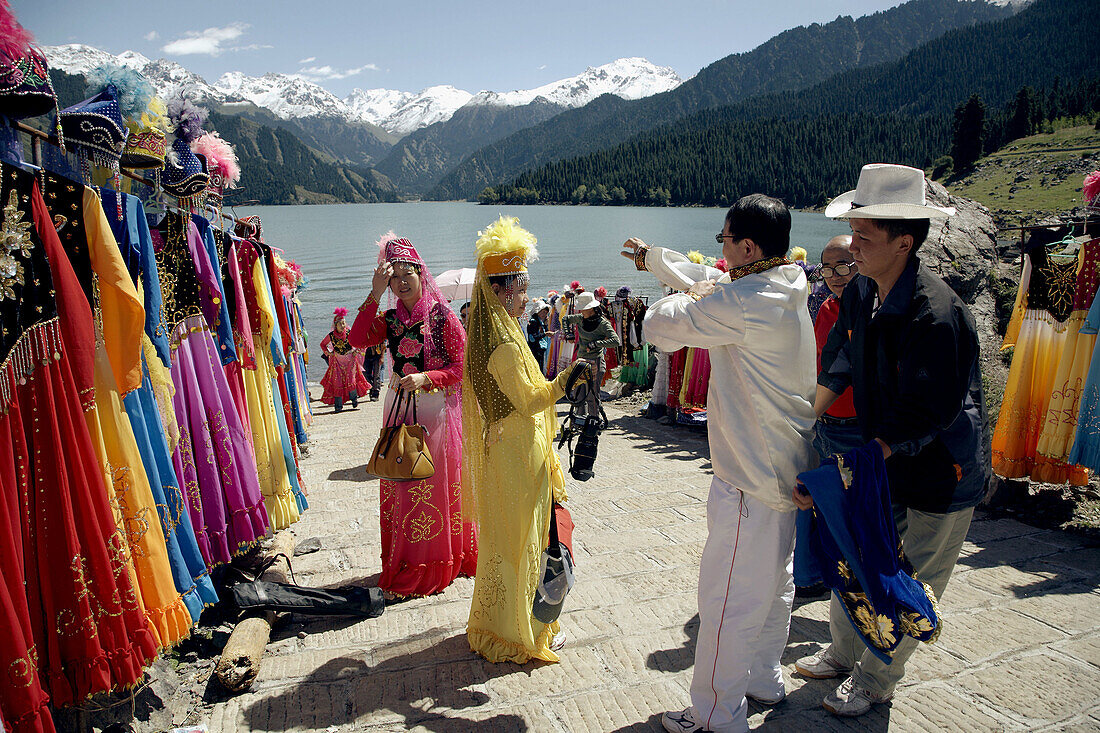 Asien, Aussen, Berg, Berge, Besucher, China, Draussen, Erwachsene, Erwachsener, Ethnisch, Farbe, Folklore, Frau, Frauen, Ganzkörper, Ganzkörperaufnahme, Horizontal, Länder, Mann, Männer, Männlich, Mensch, Menschen, Plätze der Welt, See, Seen, Sinkiang, Ta