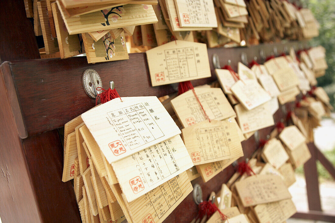 Asia, Board, Boards, China, Close-up, Closeup, Color, Colour, Concept, Concepts, Daytime, exterior, Gansu, Hang, Hanging, Hook, Hooks, Horizontal, Kansu, Many, outdoor, outdoors, outside, Paper, People´s Republic of China, PRC, Selective focus, Tianshui, 