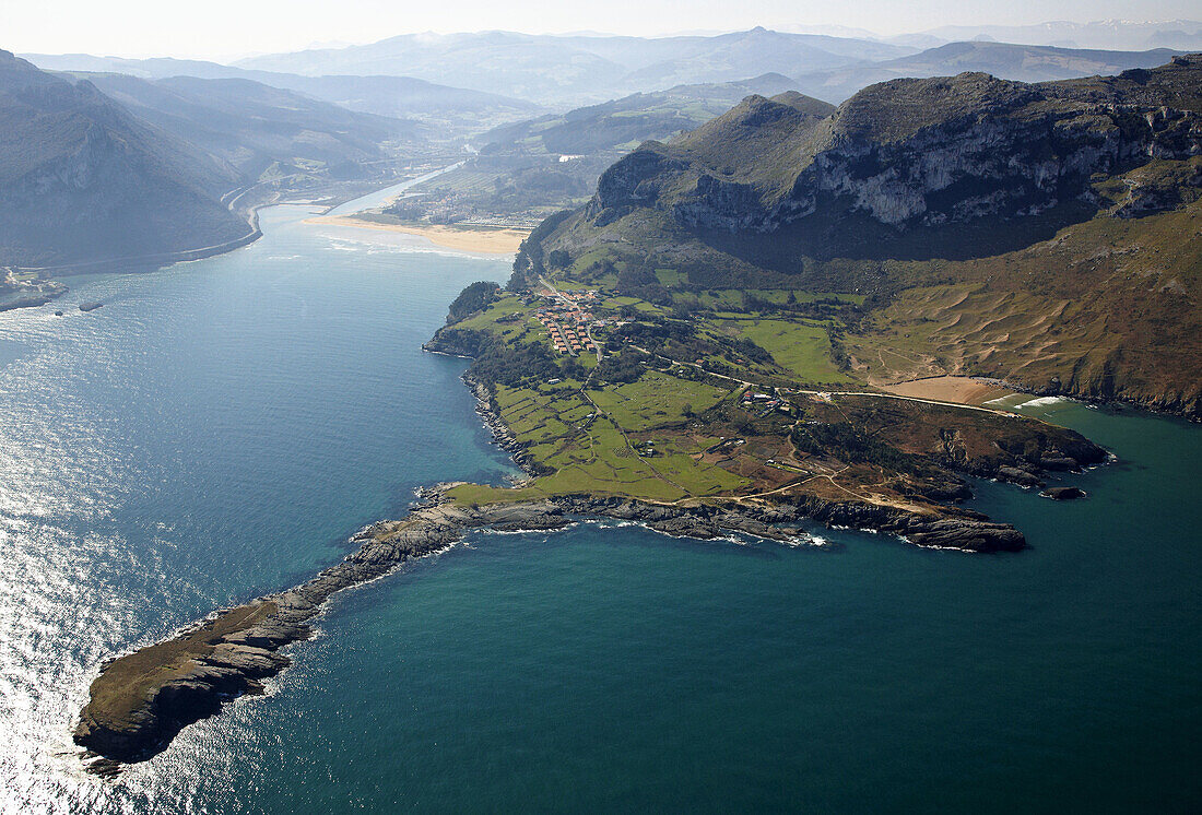 Sonabia, Oriñon im Hintergrund, Kantabrien, Spanien