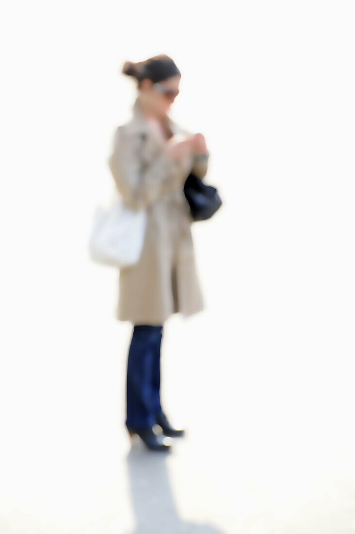 Frau in Mantel, mit Tasche