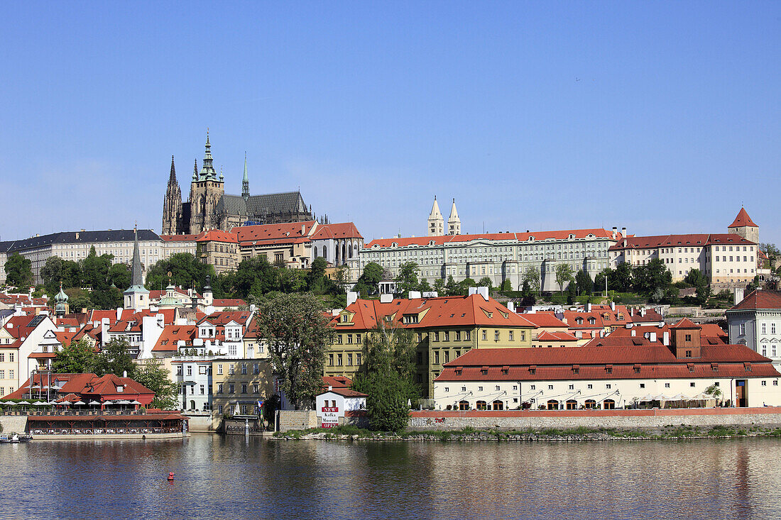 Czech Republic, Prague, Castle District skyline, Vltava River, Mala Strana