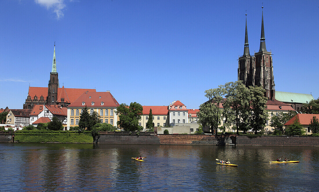 Poland, Wroclaw, Cathedral Island skyline, Odra River, boats