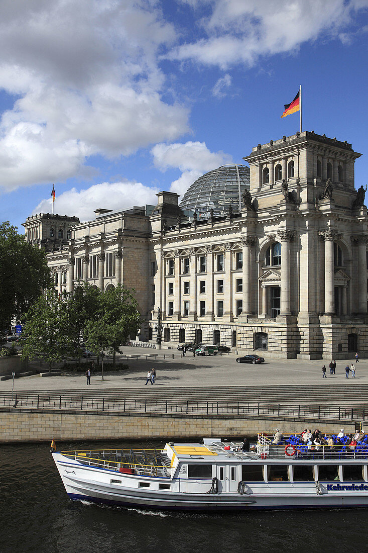 Germany, Berlin, Reichstag, Spree River, sightseeing boat