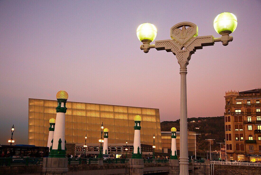 Kursaal-Palast des Architekten Rafael Moneo und Zurriola-Brücke über den Fluss Urumea am Abend, Donostia, San Sebastian, Gipuzkoa, Euskadi, Spanien