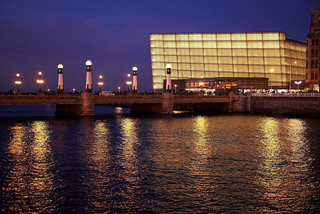 Kursaal-Palast des Architekten Rafael Moneo und Zurriola-Brücke über den Fluss Urumea am Abend, Donostia, San Sebastian, Gipuzkoa, Euskadi, Spanien