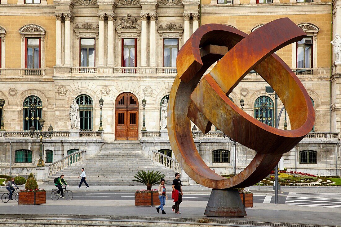 Variante ovoide de la desocupacion de la esfera Skulptur von Jorge Oteiza vor dem Rathaus, Bilbao, Bizkaia, Euskadi, Spanien