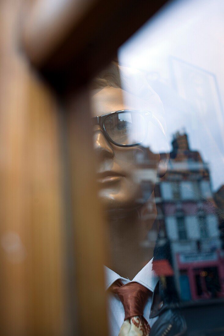 building, Clothing store, Color image, concept, contemporary, day, dummy, eyeglasses, facade, fashion, glass, glasses, head, head and shoulders, lifeless, lifelessness, mannequin, Mirror image, outdoor, reflection, shop window, Shoulders-up, spectacles, s