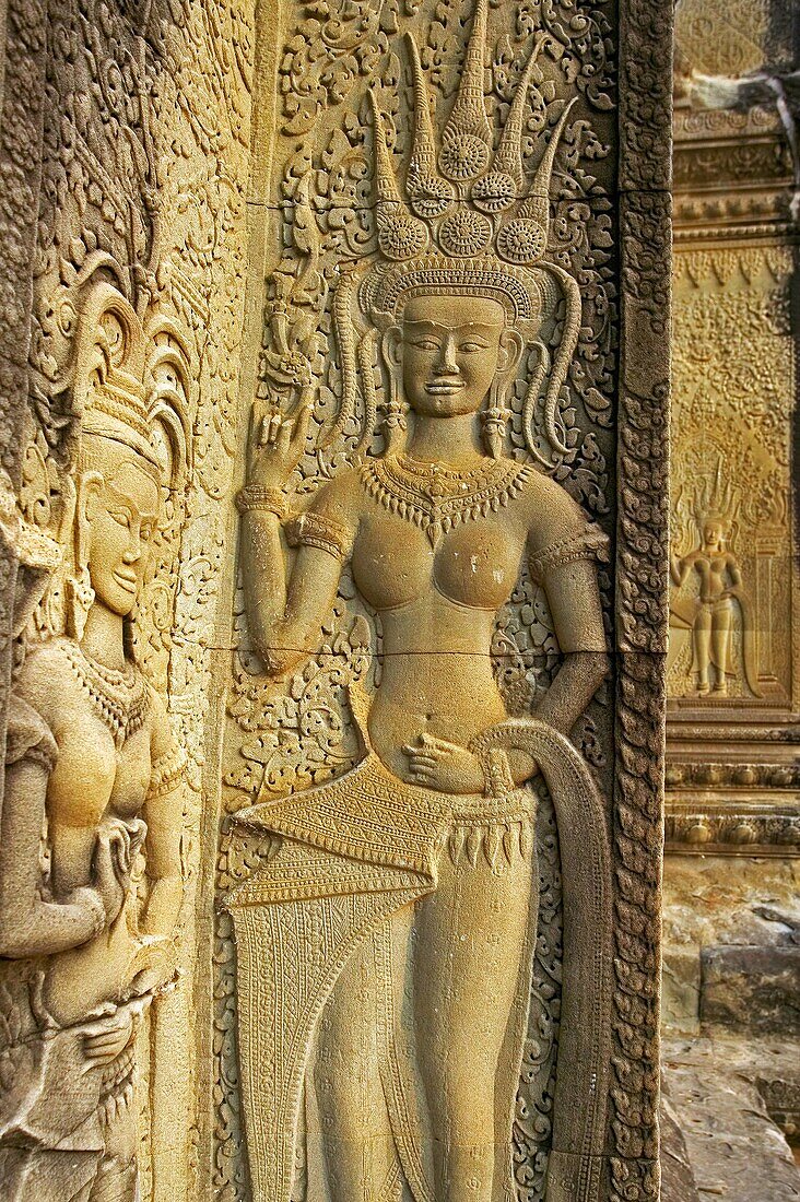 Detail of Apsara (Celestial dancer) on exterior of second enclosing wall. Angkor Wat. Built on the XIIth century by Suryavarman II. Siem Reap. Cambodia.