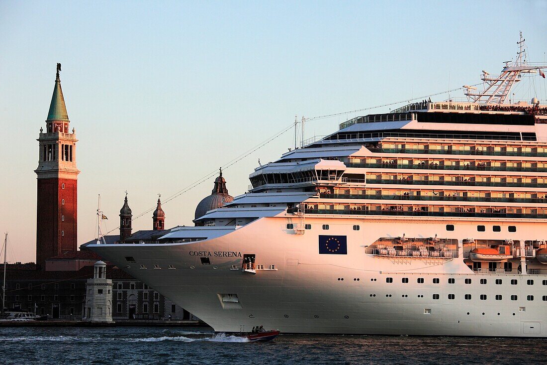 Italy, Venice, San Giorgio Maggiore church, cruise ship