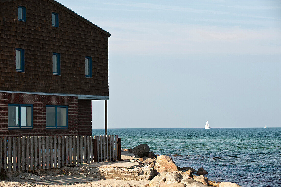 Haus am Strand der Halbinsel Graswarder, Heiligenhafen, Ostsee, Schleswig-Holstein, Deutschland