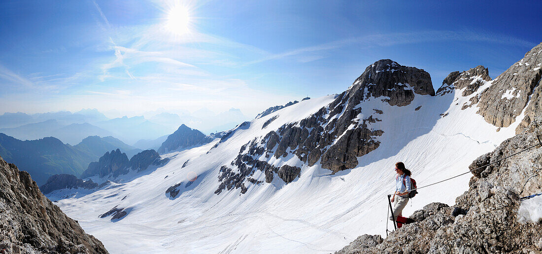 Frau beim Aufstieg zur Marmolata, Dolomiten, Trentino-Südtirol, Italien