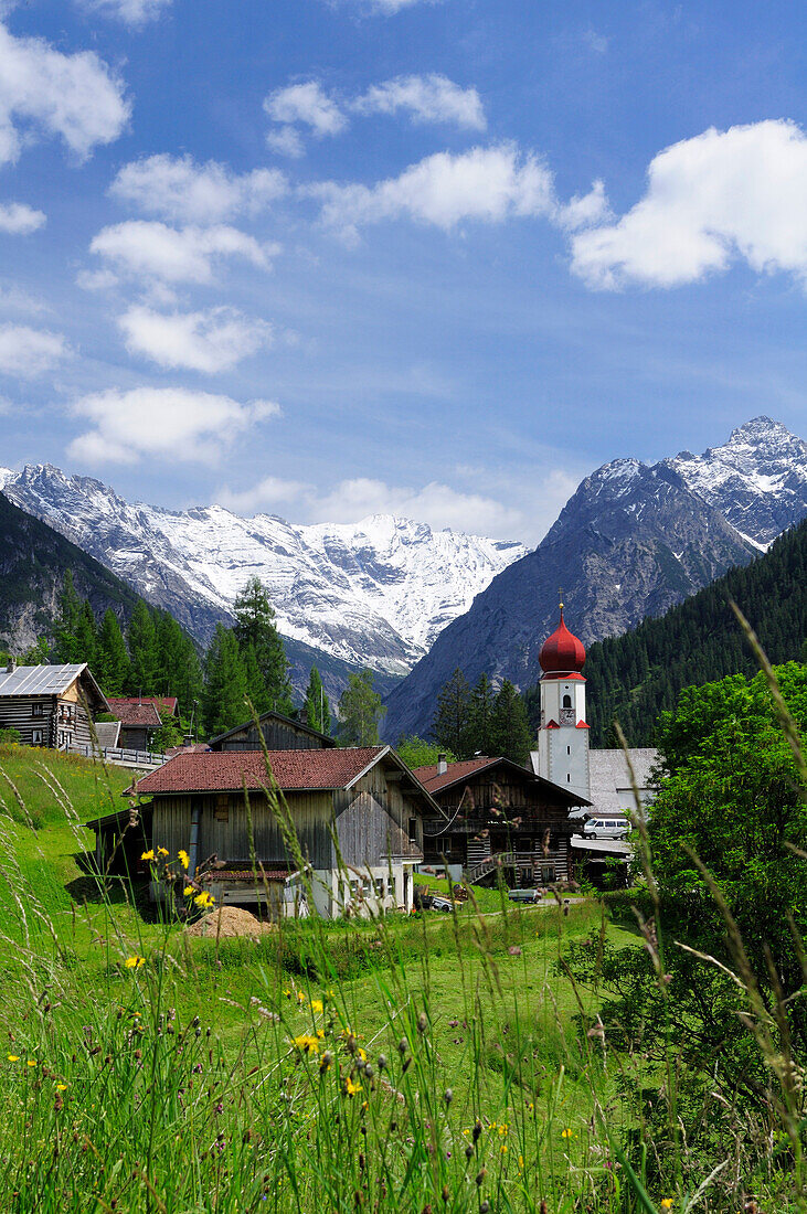 Bschlabs mit Lechtaler Alpen im Hintergrund, Bschlabs, Lechtal, Hahntennjoch, Tirol, Österreich