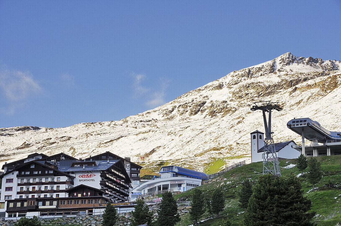 Hotelkomplexe und Liftanlage vor Bergkulisse, Hochgurgl, Ötztal, Ötztaler Alpen, Tirol, Österreich