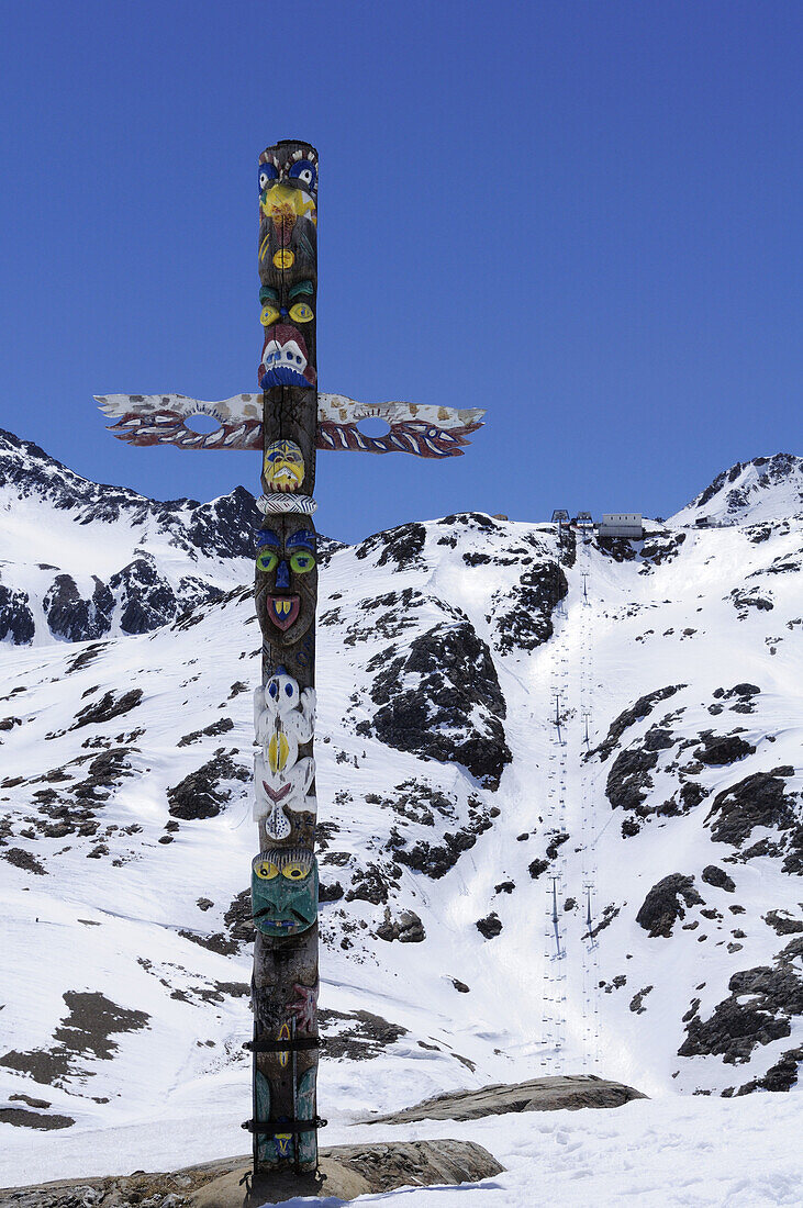 Indianischer Marterpfahl mit Skigebiet Kurzras im Hintergrund, Schöne Aussicht, Ötztaler Alpen, Schnalstal, Vinschgau, Südtirol, Italien