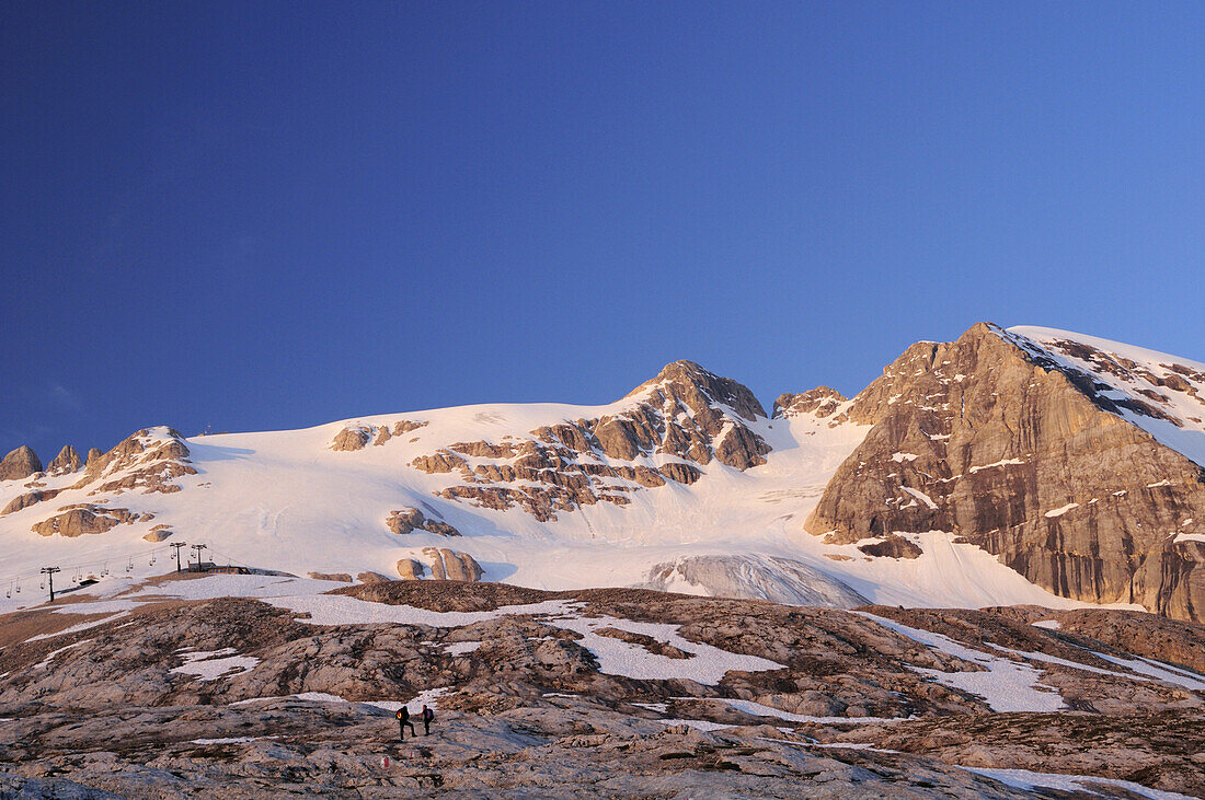 Blick auf Marmolada mit Liftanlage und Marmoladagletscher, Marmolada, Dolomiten, UNESCO Weltkulturerbe Dolomiten, Trentino, Italien