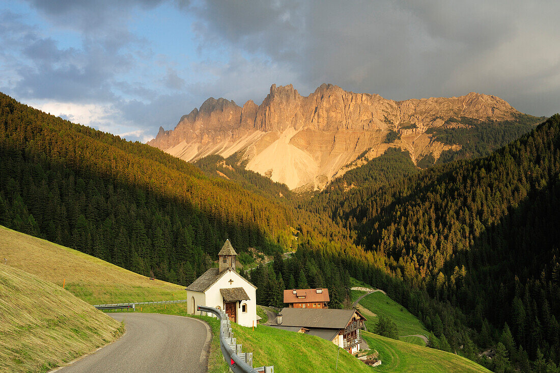 Bergstraße führt auf Kapelle und Bergkulisse des Rosengarten zu, Rosengarten, Dolomiten, UNESCO Weltkulturerbe Dolomiten, Trentino, Italien
